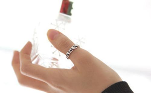 戒指戴在不同的手指戴代表什么,戒指戴在不同手指上的含义