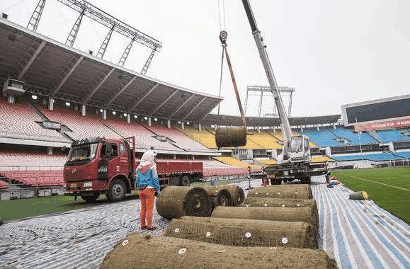 鹿晗gucci活动人山人海,鹿晗演唱会戴鹿角