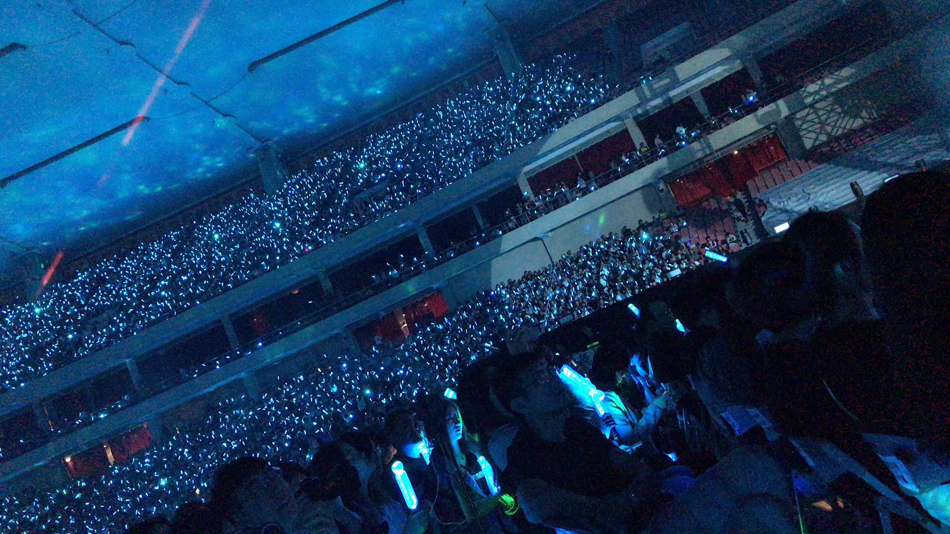 薛之谦虹口足球场开唱！上海话怼粉丝！果然是段子手届的蛇精病