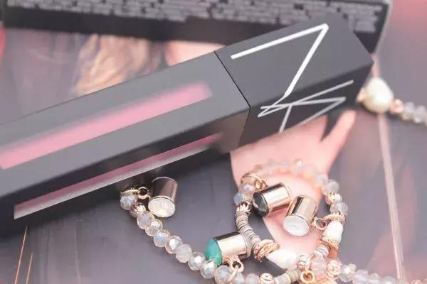 当男朋友和口红同时掉进水里,口红掉进水里了有用吗