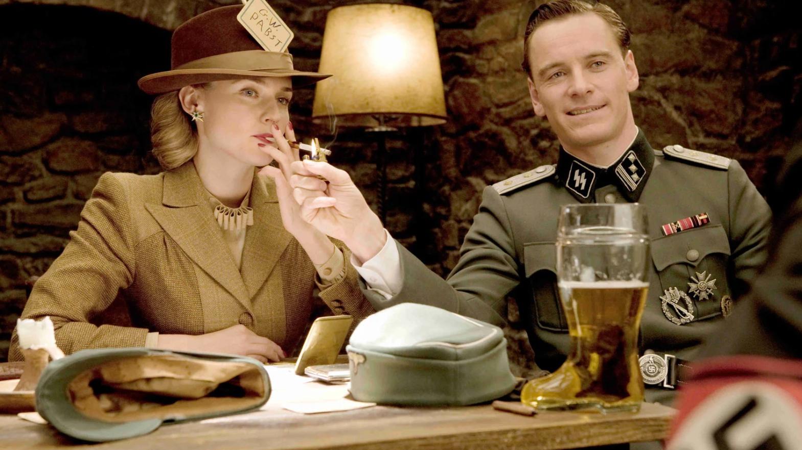 希特勒饮弹自杀，德国经济全面崩溃，两根美国香烟就能换一德国美女