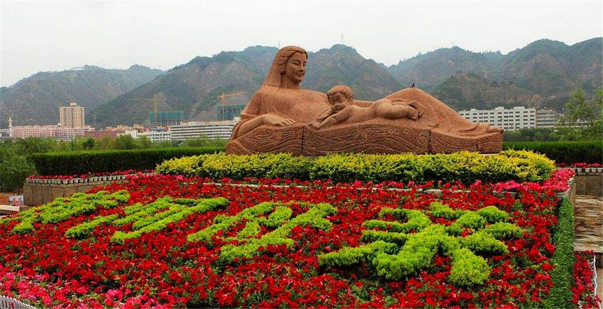 有座城市很有特色，像根黄瓜，主城区长一百公里，最窄处仅四公里