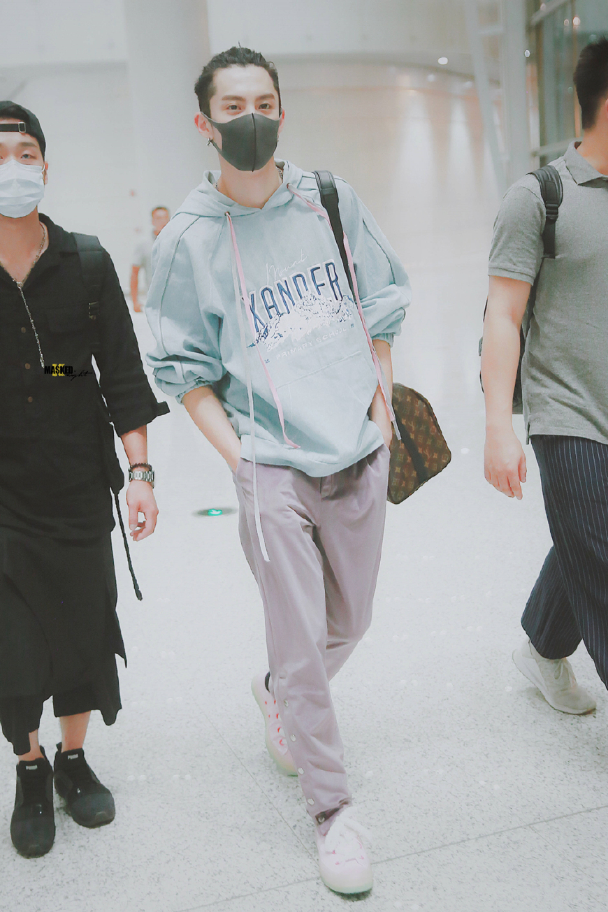 王鹤棣穿着皮衣外套配着西装裤,王鹤棣所有的时髦衣服都能驾驭