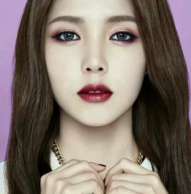 美女穿婚纱直播卸妆，先从脸上撕下一层皮，瞬间老了20岁