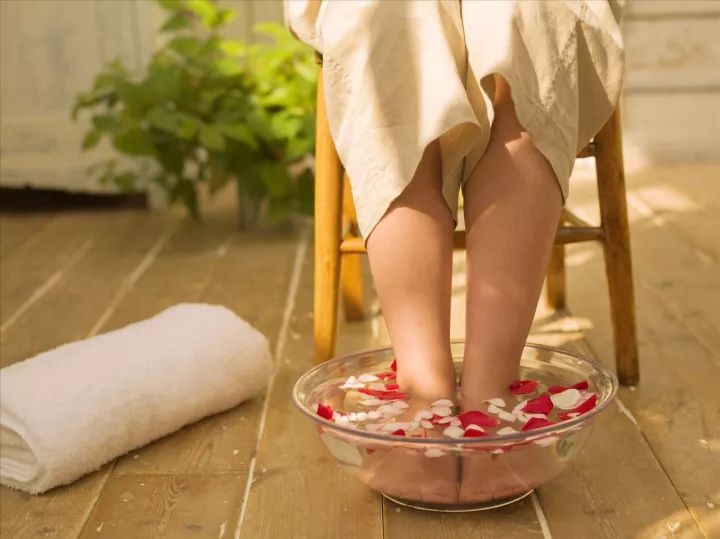 天气冷手脚冰凉怎么办小妙招,20多度的天气还是手脚冷