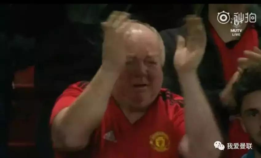 曼联逆转背后的真正英雄！你看，那位老人泪流满面