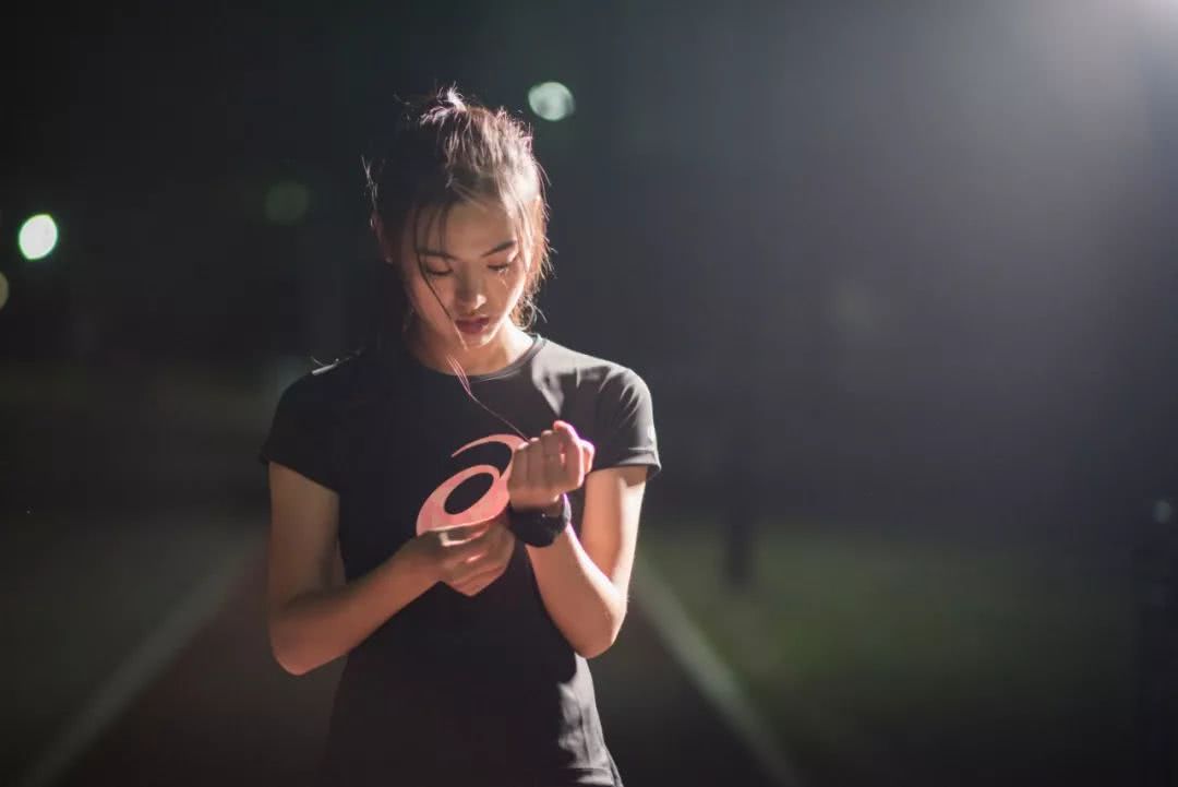 沿着42.195公里的跑道，她们奔向生活的远方