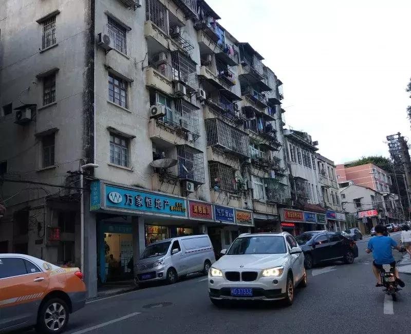 你可知道?思明东路的骑楼里,藏着一个“幸福候车室”