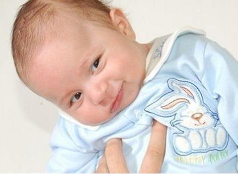 新生儿什么反应说明吃不够,新生儿这10个特殊表现是正常现象