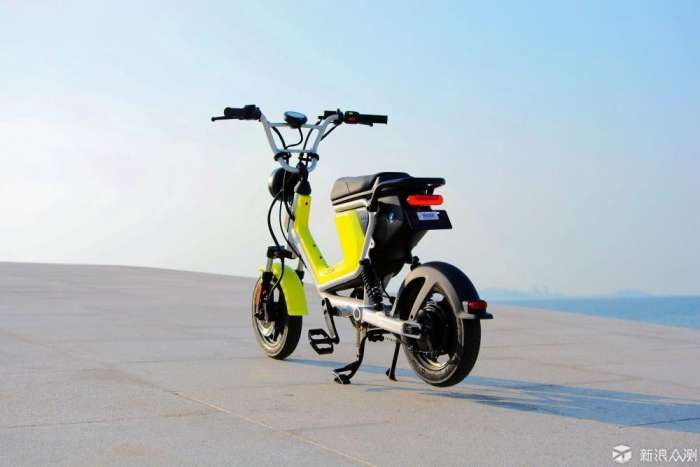 这才是真正的电动自行车,小牛评测特斯拉
