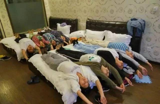 颈椎病低头锻炼肩颈,颈椎不好每天拉筋1分钟改善颈椎