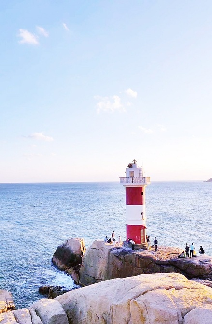 这座看似不起眼的岛屿,这座小岛群山环绕