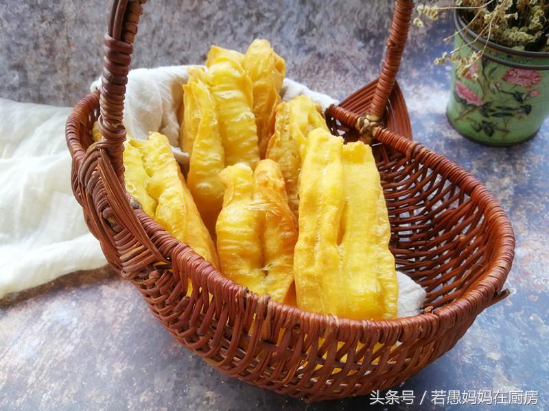 炸油条怎么做酥脆松软现做现吃,自己在家炸油条脆皮油条的做法