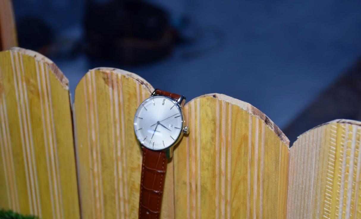 小米有品销售的轻派机械表，除了全自动机芯外实用功能也不少