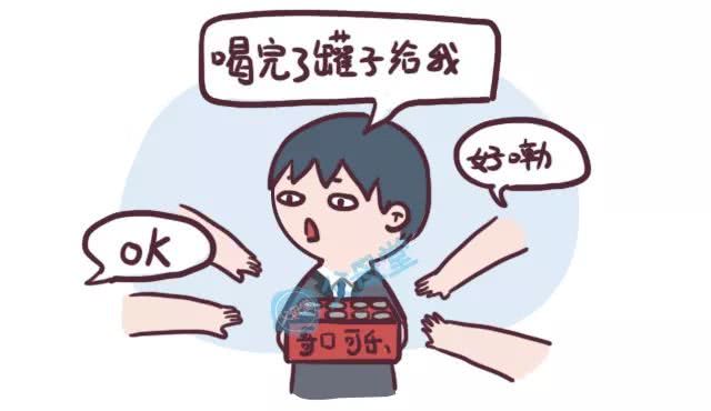 一群孩子吃棒冰,家长给孩子吃棒棒冰