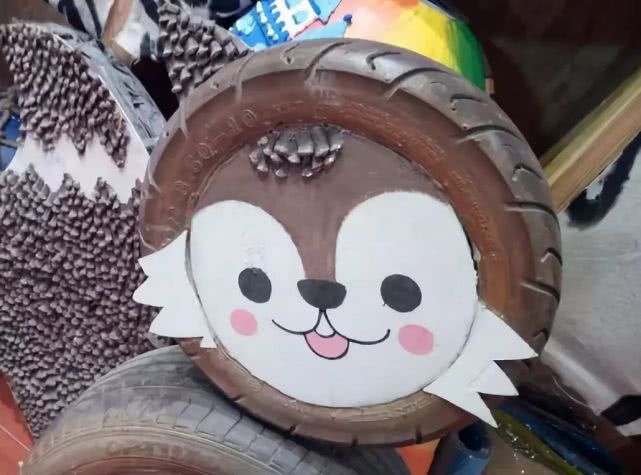 一群孩子吃棒冰,家长给孩子吃棒棒冰