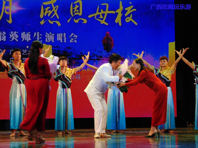 抱着个小孩,歌声还那么高亢,艺院老教授翁葵赢得满堂彩!