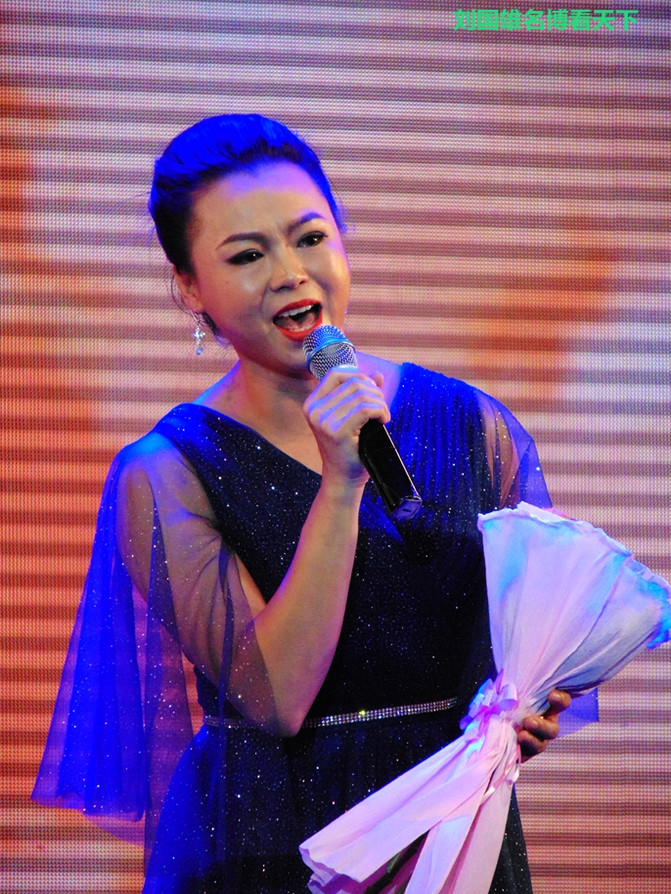 抱着个小孩，歌声还那么高亢，艺院老教授翁葵赢得满堂彩！