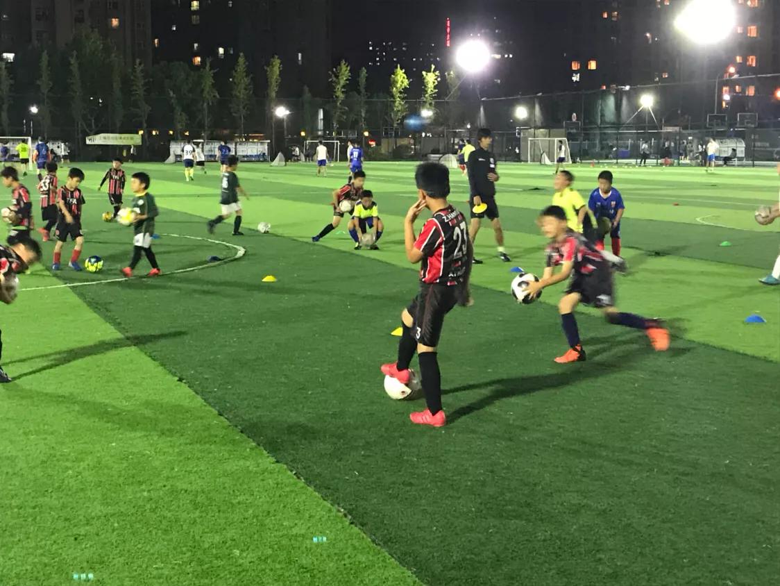 日本青少年足球日常训练,8岁日本足球基本功训练