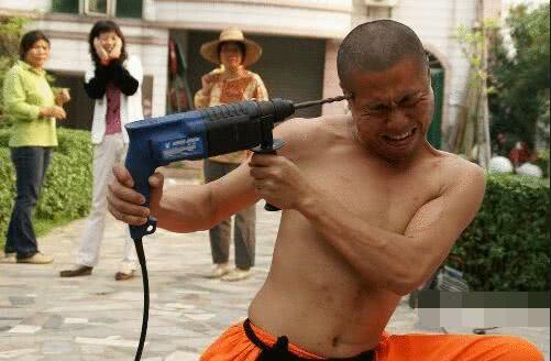 跟电钻钻头比，这位铁砂掌断铁如泥值得尊重，却不如太极更聪明