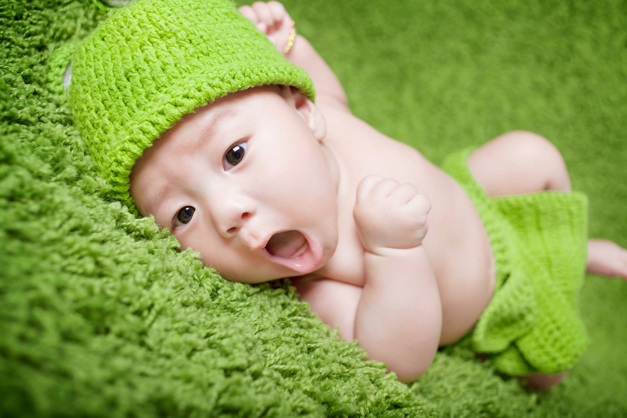 满月的宝宝一般长几斤算正常,宝宝满月了才长了5两正常么