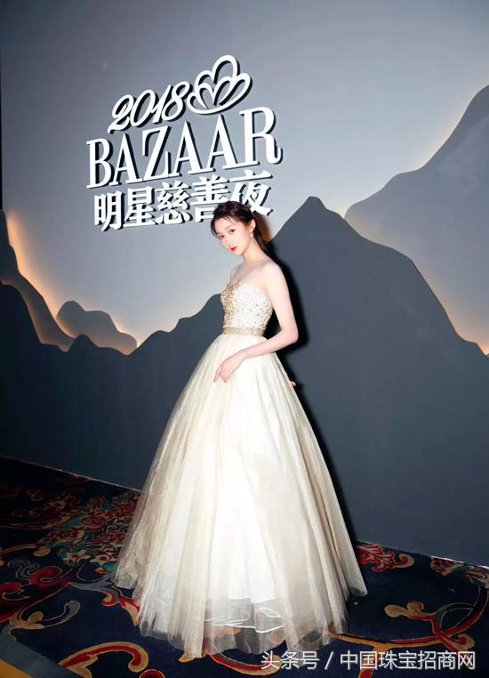 时代少年团关晓彤代言,关晓彤慈善夜造型