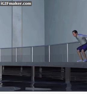 一男子跳进鲨鱼池,美国一男子跳进水族馆鱼缸