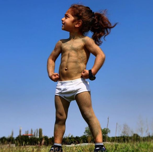 小孩倒立俯卧撑,倒立俯卧撑小学生练八块腹肌