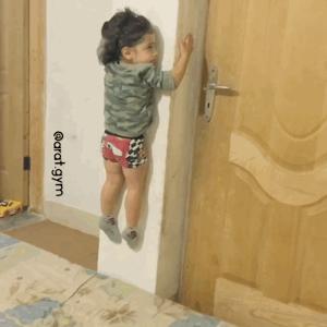 小孩双手握拳倒立俯卧撑,小孩倒立俯卧撑