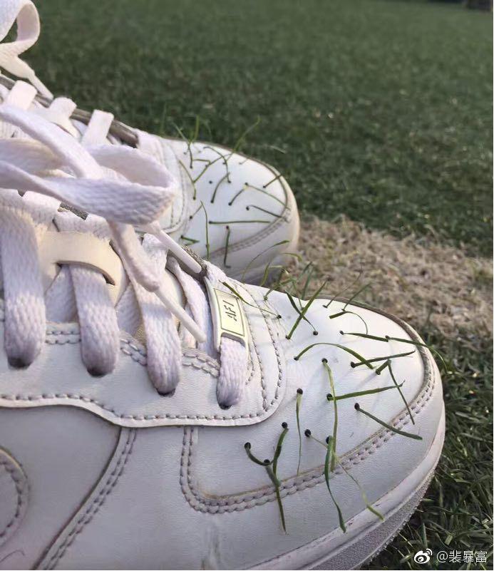 眉有办法!发际线男孩小吴祝福赵丽颖结婚,曾表示理想型是赵丽颖