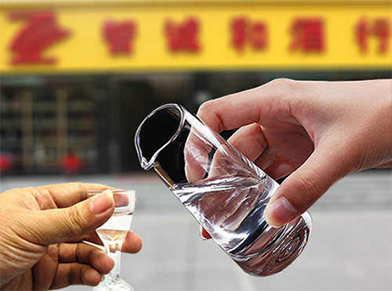 很火的军中茅台酒你有买吗?酒是假的!是三无产品!