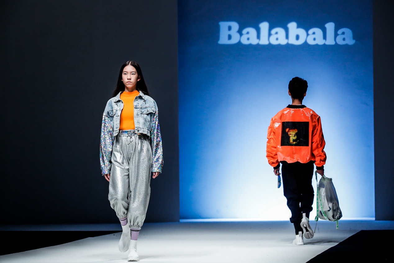 巴拉巴拉唐老鸭羽绒服深蓝,巴拉巴拉迪士尼唐老鸭联名款