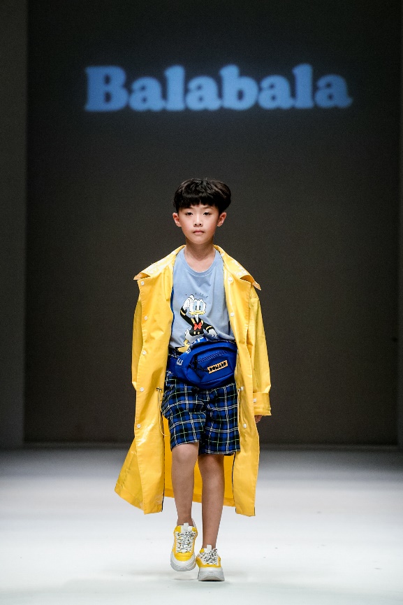 巴拉巴拉唐老鸭羽绒服深蓝,巴拉巴拉迪士尼唐老鸭联名款