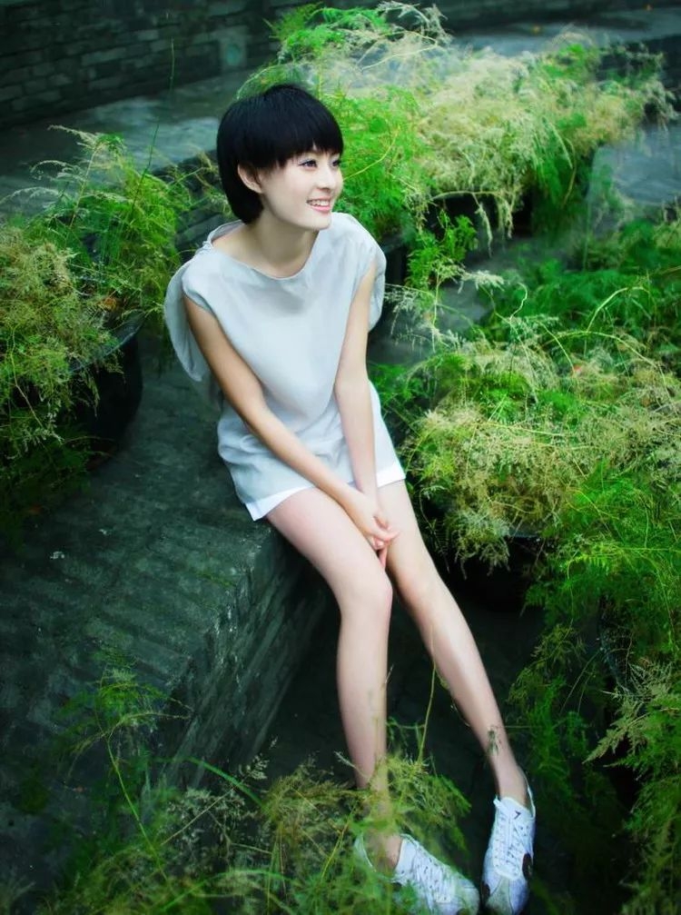 50岁女人脸大圆适合什么发型,脸大脖子短中年女士适合什么发型