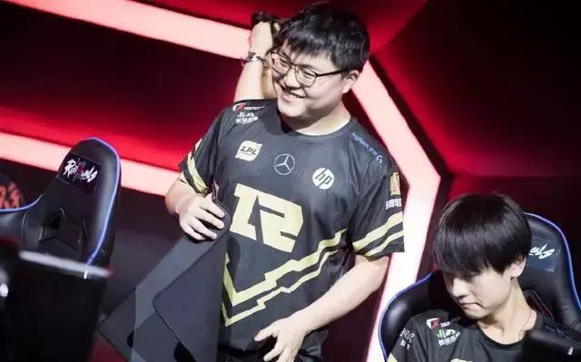 uzi代言篮球,uzi耐克广告