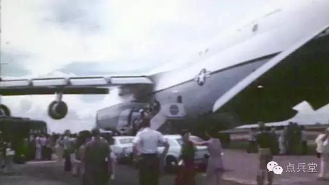 奶爸飞机抱娃,奶爸飞机带娃