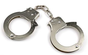 针扎、棍砸、开水烫、手撕嘴巴、灌大便……有亲妈如此虐女儿吗？