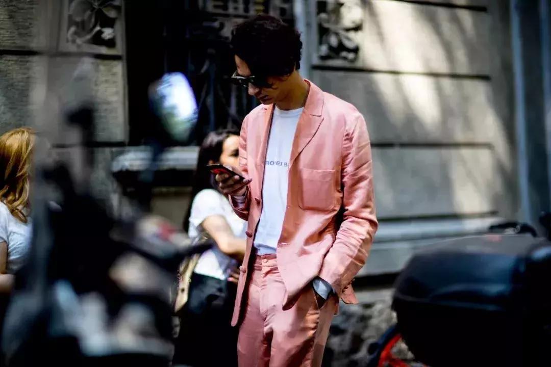 摆脱“全员恶人紫”和“原谅绿”,粉色才是最时尚的颜色