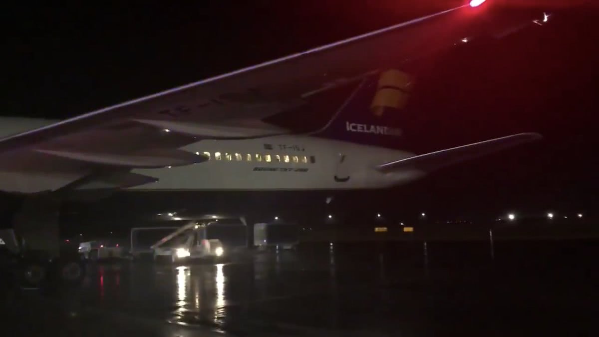 冰岛1:0加拿大视频,民航客机玻璃碎裂的时候