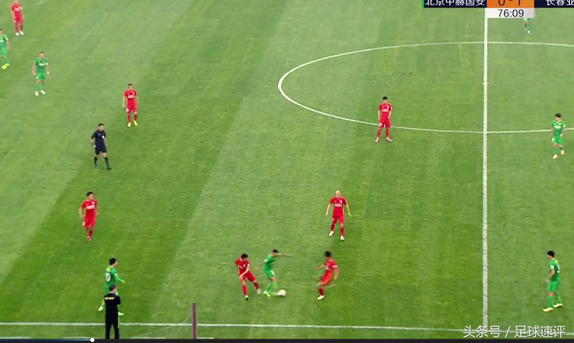 中超再现1凶狠犯规：外援被铲翻在地，国安众将讨要说法！