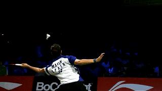 打羽毛球被动球打不到后场怎么办,羽毛球正手后场被动处理