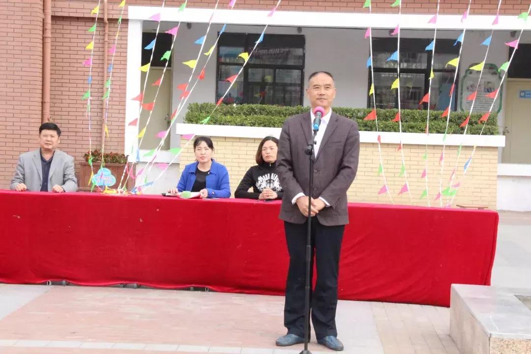 运动会接力赛淮滨小学,运动场上彩旗飘你追我赶逞英豪