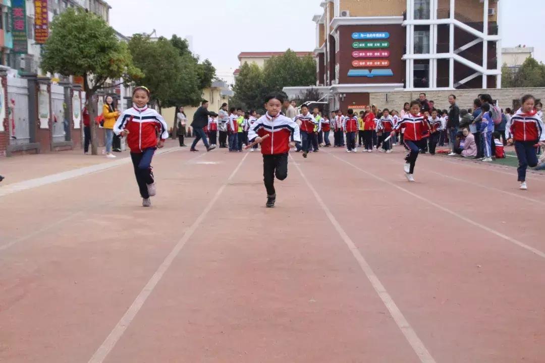 运动会接力赛淮滨小学,运动场上彩旗飘你追我赶逞英豪