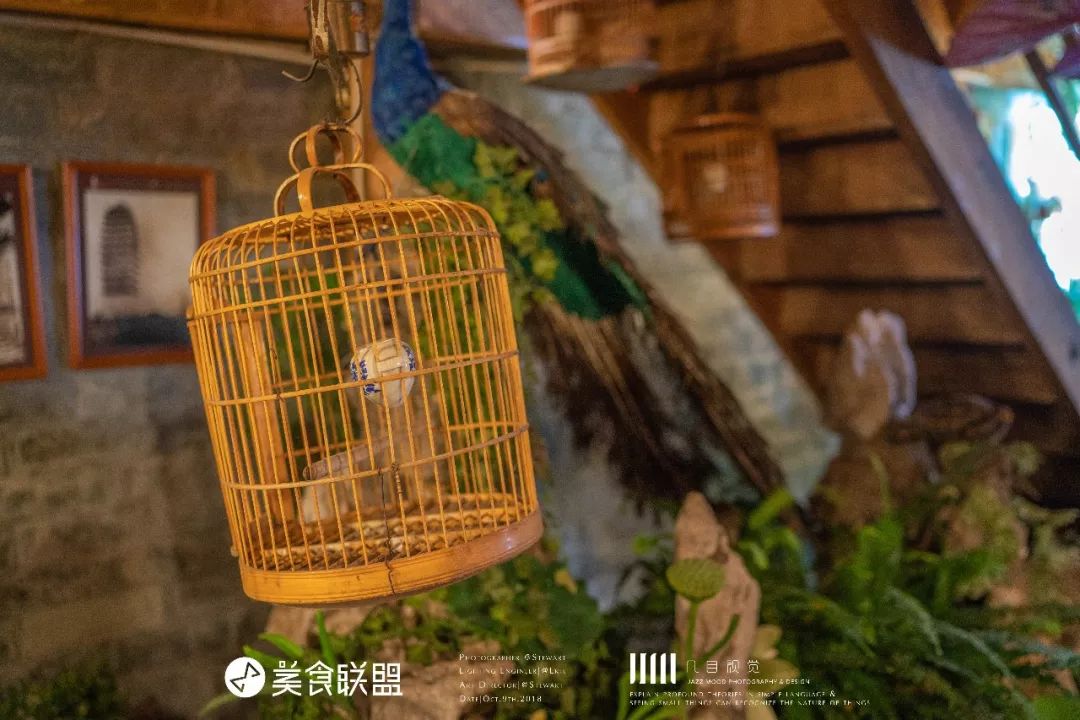 昆明闹市这家12年老店，独创傣式火锅一年只卖89天，大闸蟹涮着吃