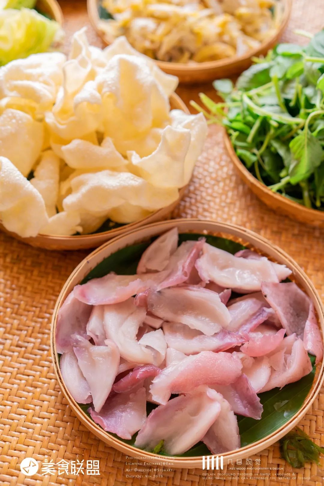 昆明闹市这家12年老店，独创傣式火锅一年只卖89天，大闸蟹涮着吃