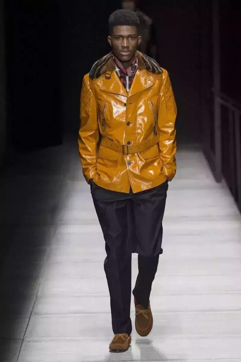 为什么现在的人都喜欢和有钱人玩,为什么有的人喜欢跟有钱人交朋友