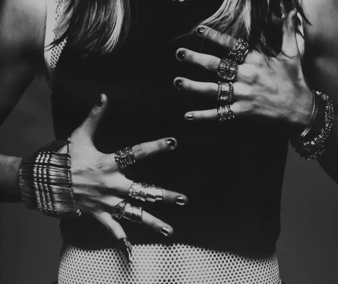 邓紫棋同款蛇形戒指,戒指不能戴太满