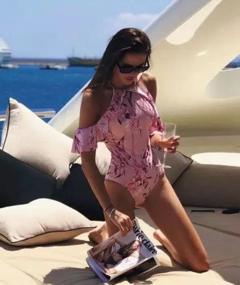 富婆炫耀自己的名牌包包,富婆炫富包包