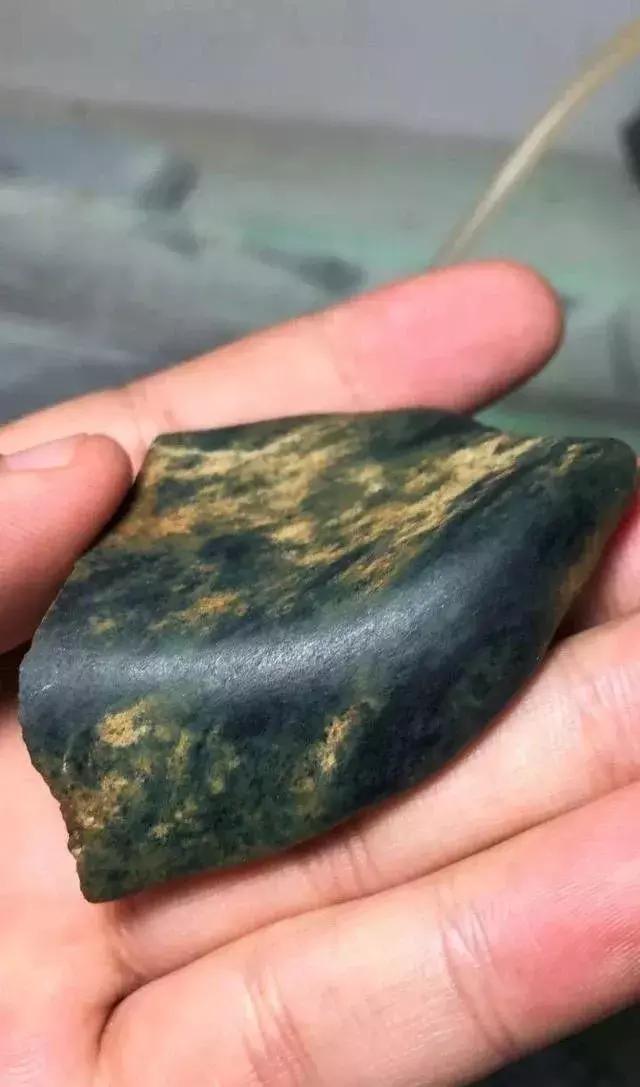 什么样的原石翡翠出高冰,真正的翡翠原石能出现哪些特征呢