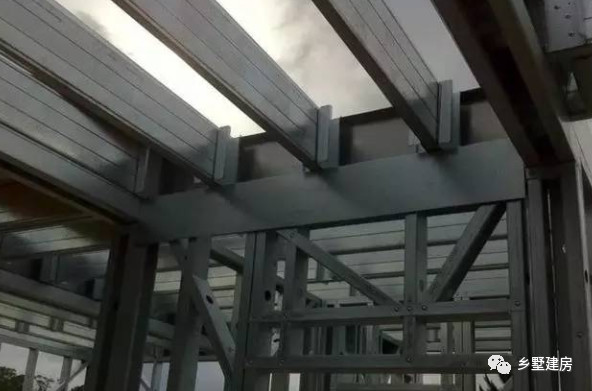 轻钢别墅是怎么建起来的,农村小伙花300万建1000平别墅